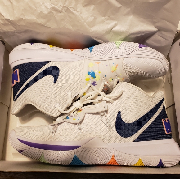 Nike Kyrie 5 "Have A Nike Day" - Picture 7 of 8